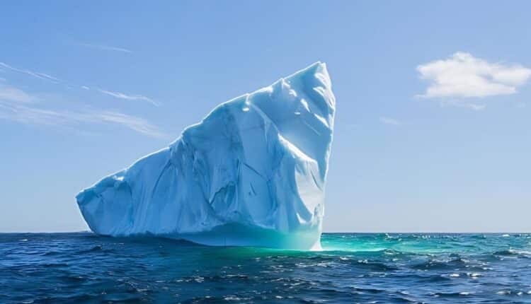 Iceberg classificado como maior do mundo encalhou e está girando no Oceano Atlântico