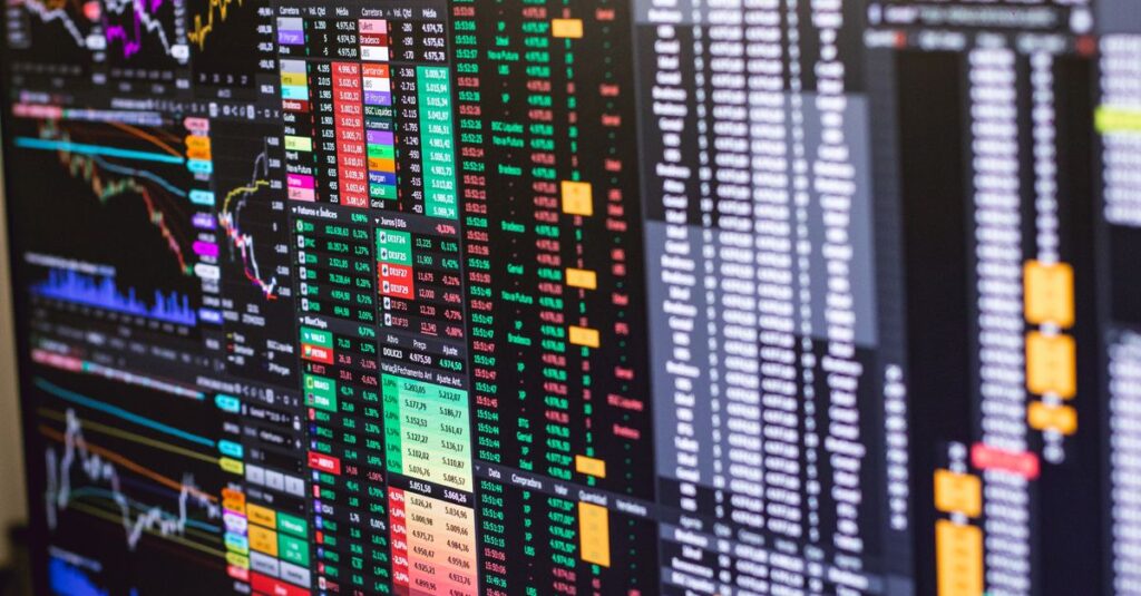 Detaillierter Finanzhandel-Bildschirm mit bunten Diagrammen und Daten, die Marktschwankungen darstellen.