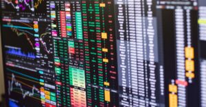 Detaillierter Finanzhandel-Bildschirm mit bunten Diagrammen und Daten, die Marktschwankungen darstellen.