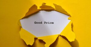 Gelbes gerissenes Papier, das den Text 'Guter Preis' enthüllt, perfekt für Verkaufs- und Marketingthemen.
