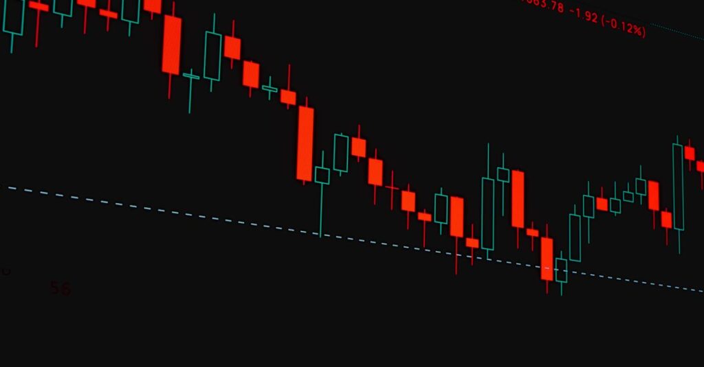 Ein detailliertes Finanzhandelsdiagramm, das ein Candlestick-Muster mit Markttrends zeigt.